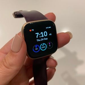 Fitbit Versa 2™ (Bordeaux/Copper Rose Aluminum)